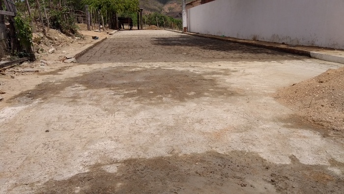 Prefeitura Municipal de Juarez Távora pavimenta rua na Vila Cabral com recursos próprios.