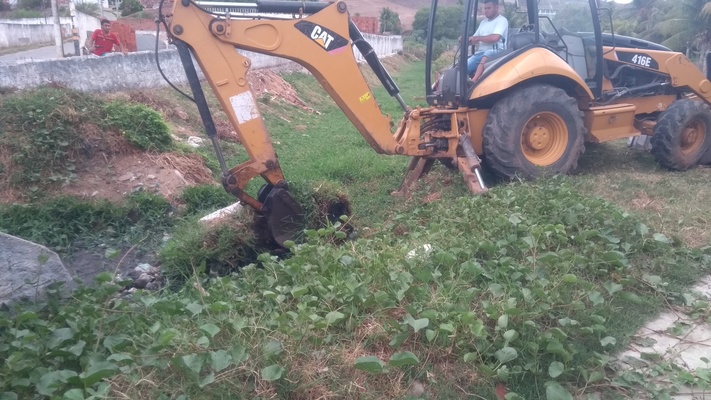 Prefeitura Municipal de Juarez Távora inicia limpeza dos córregos e valetas do município.