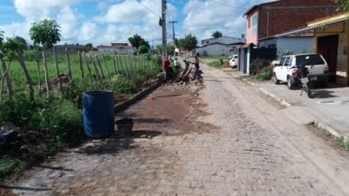 Prefeitura Municipal de Juarez Távora realiza a recuperação de trecho do calçamento da Vila Cabral.