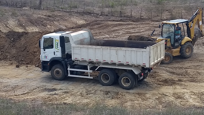 Prefeitura Municipal de Juarez Távora realiza limpeza dos açudes e barreiros da zona rural do município.