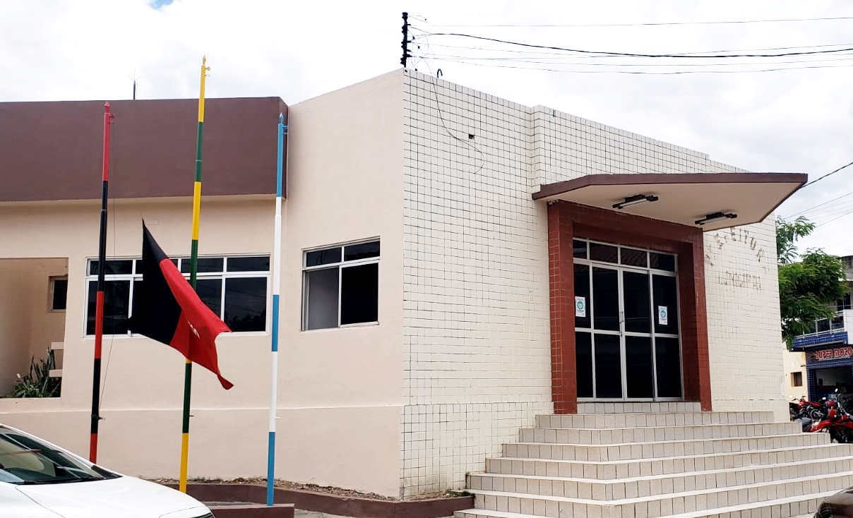 Bandeira da Paraíba a meio mastro na Prefeitura Municipal de Juarez Távora-PB em homenagem ao ex-governador José Maranhão.