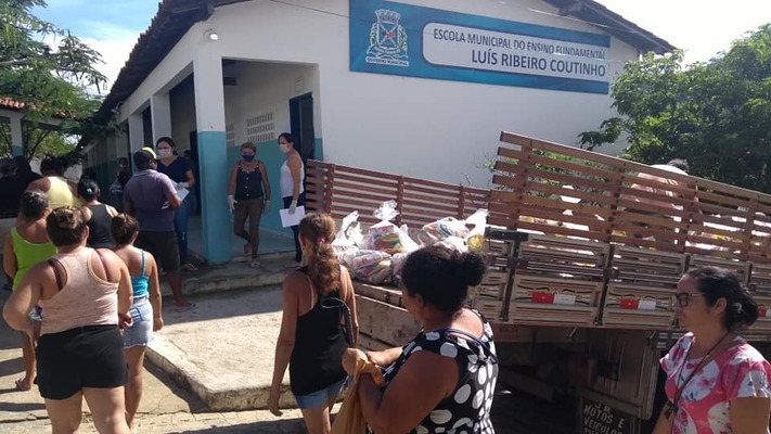 Prefeitura Municipal de Juarez Távora em parceria com as Secretarias de Assistência Social, Educação e Saúde realiza entrega de cestas básicas.