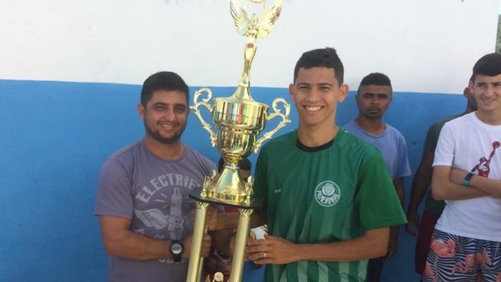 Vice-prefeito Aléx Martins entrega premiações ao time do Palmeirinha campeão do Torneio 16 de Julho.