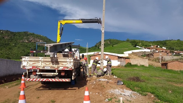 Prefeitura Municipal de Juarez Távora beneficia o Bairro do Oscar com instalação de postes e energia para os moradores.