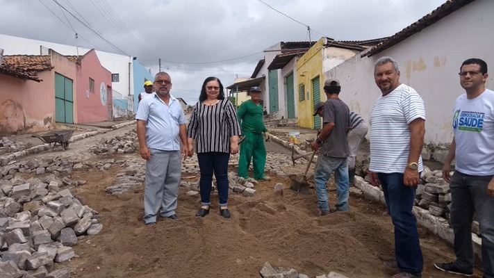 A Prefeita Ana de Nal acompanha obra de restauração do calçamento da Rua Agripino Cabral de Vasconcelos.