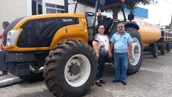 Prefeitura Municipal de Juarez Távora recebe trator com equipamentos provenientes de emenda parlamentar do Deputado Federal Aguinaldo Ribeiro.