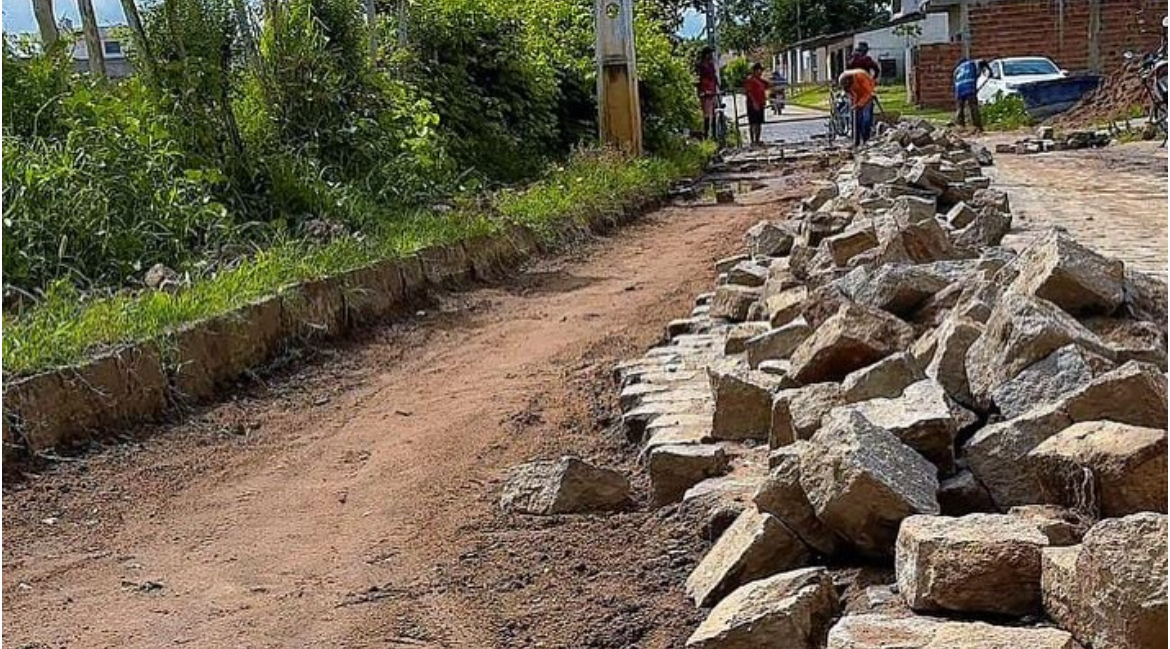 Prefeitura de Juarez Távora restaura calçamento no bairro da Vila Cabral