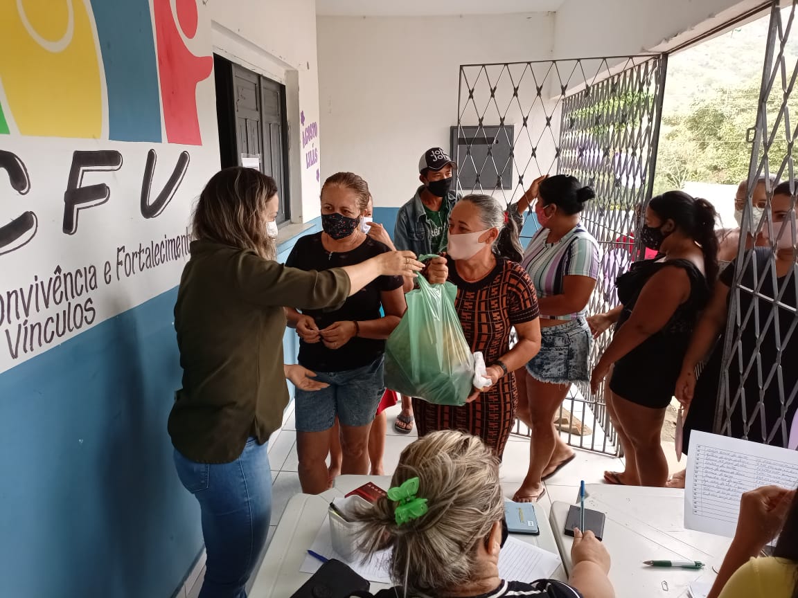 Famílias de Juarez Távora recebem doações de Hortifruti
